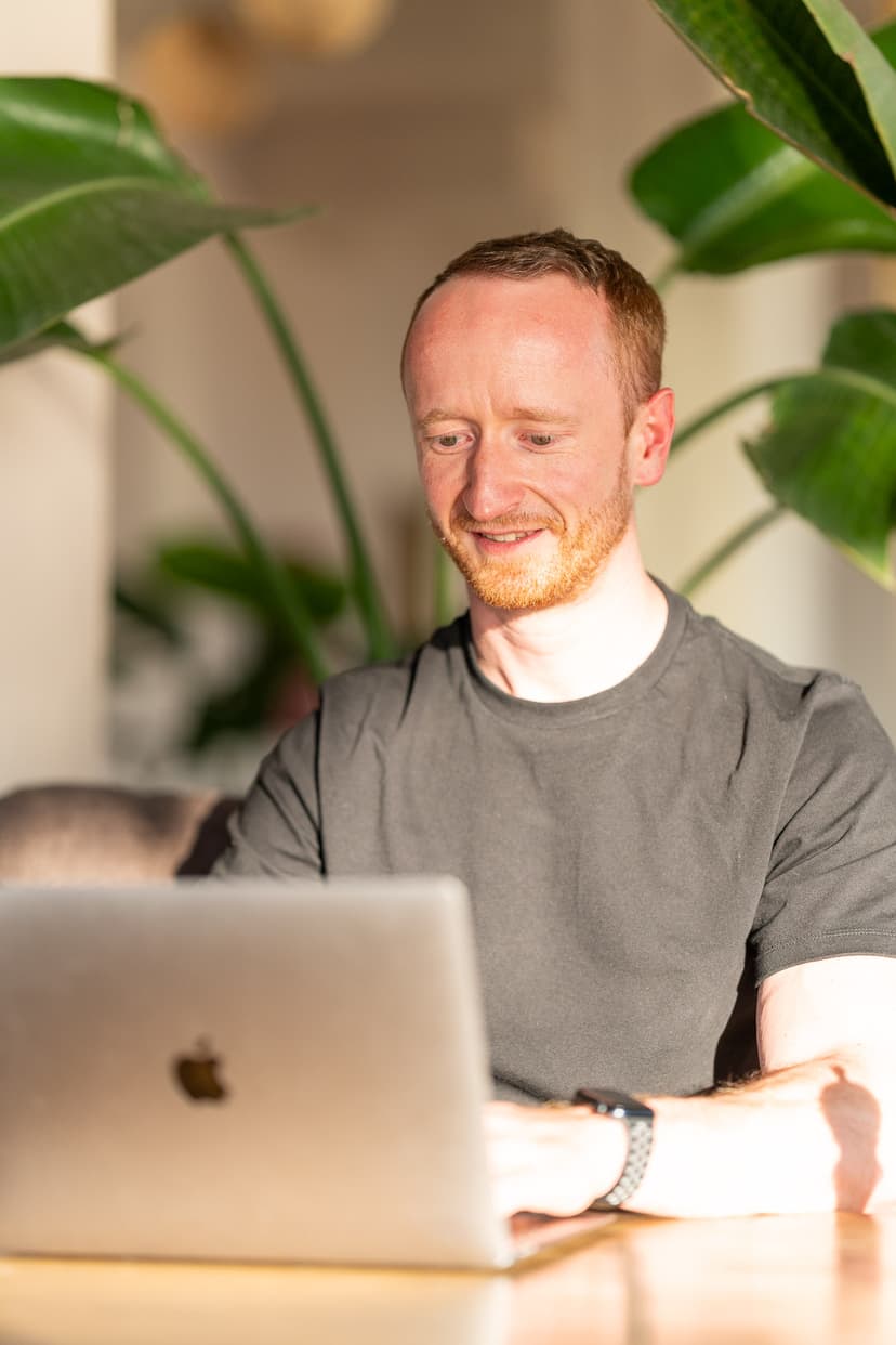 Nils arbeitet am Laptop an einem Kundenprojekt